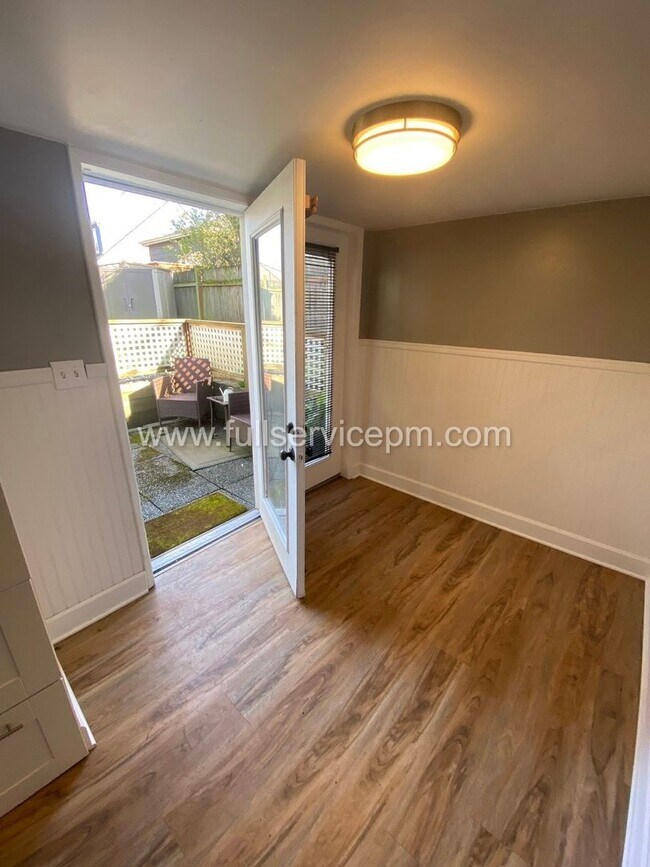 Building Photo - 8008 Roosevelt Way NE