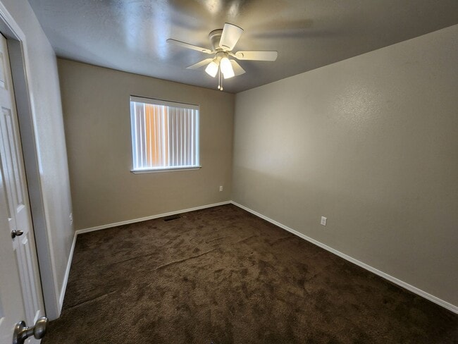Building Photo - Nice newer 3 bedroom