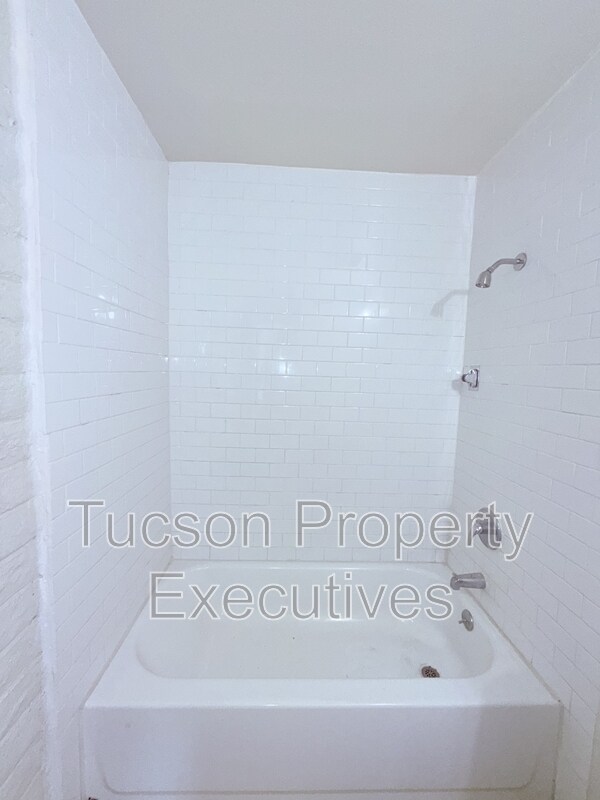 Building Photo - 319 E Blacklidge Dr