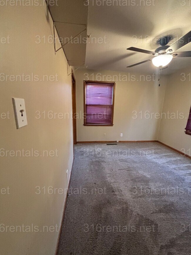 Building Photo - $1,100 - 3 bedroom 1 bathroom - Single Family Home