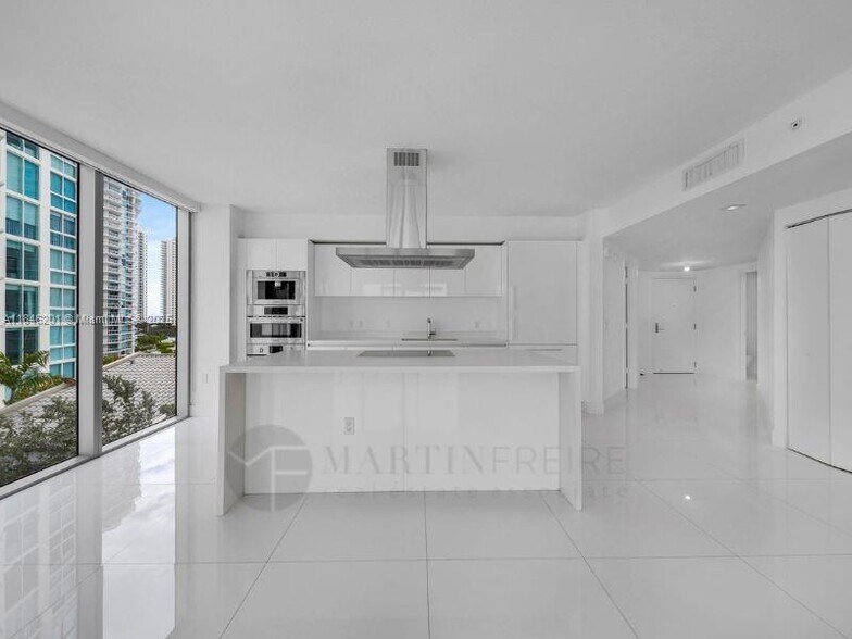 Building Photo - 300 Sunny Isles Blvd
