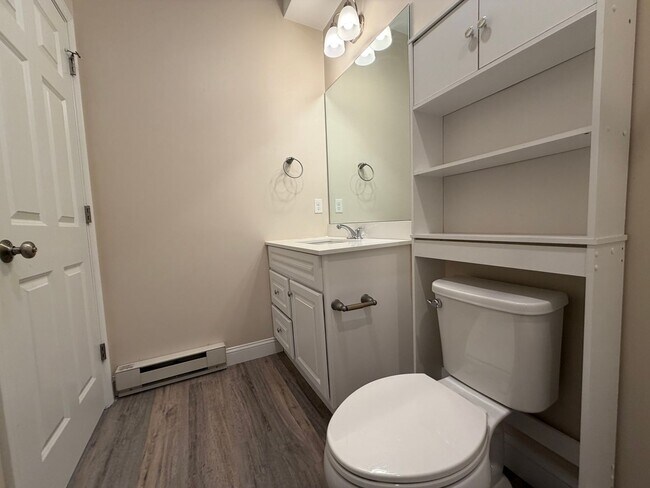 Building Photo - 129 Kenoza Ave