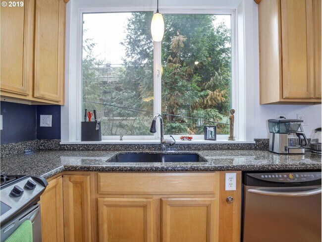 Building Photo - NorthWest/Nob Hill Condo 3Bd/2Ba ~ Washer/Dryer In Unit, Assigned Covered Parking,  Close to Shop...