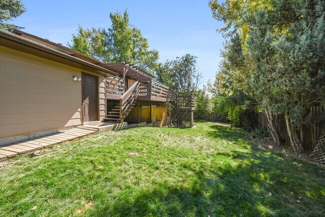 Building Photo - Amazing Arvada Upstairs Duplex Available Now!