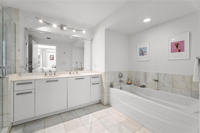Building Photo - 1060 Brickell Ave