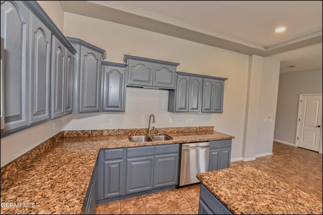 Building Photo - 11651 Dos Palmas Dr