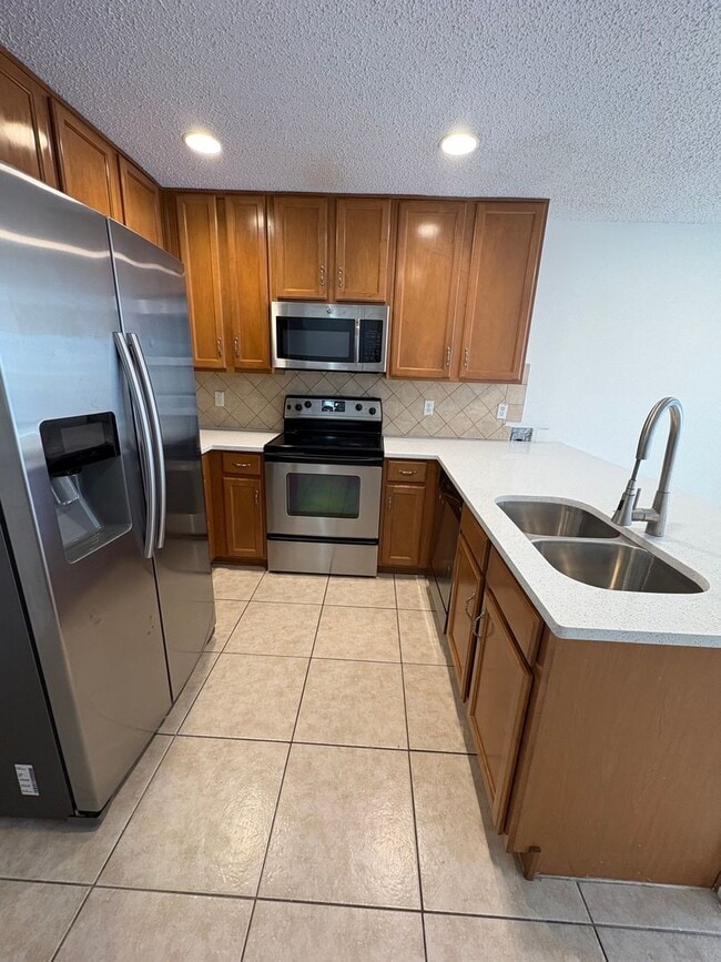 Building Photo - For Rent: 3 Bed / 2.5 Bath Townhome in Ash...