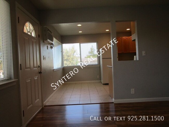 Building Photo - Upstairs 2 Bedroom/1 Bath Apartment with G...