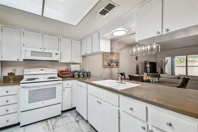 Building Photo - 7433 Greystone Dr