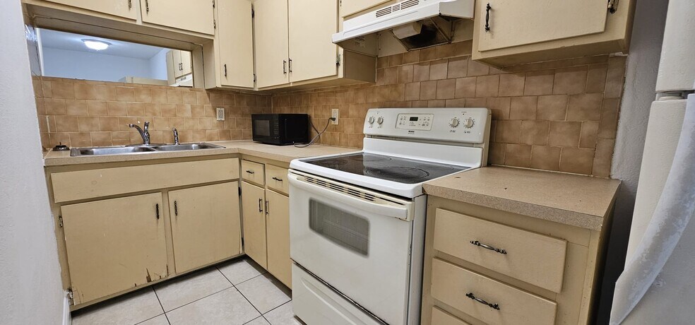 Building Photo - 9614 NW 5th Ave