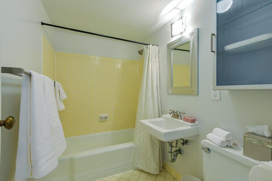 Building Photo - 522 21st St NW