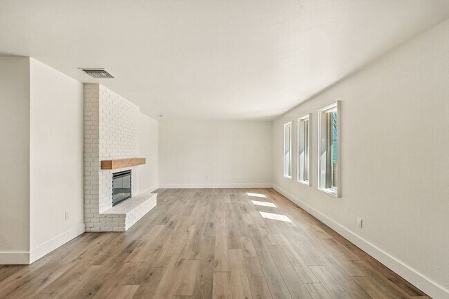 Building Photo - Beautiful 3 bed, 2 bath w/ bonus Room, loc...
