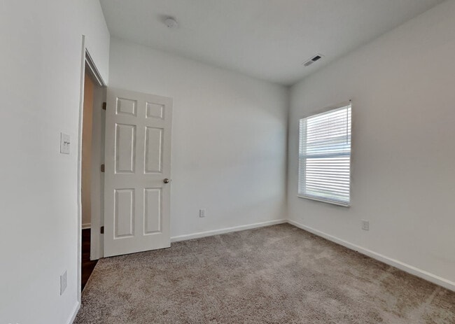 Building Photo - 2018 Maplewood Ln