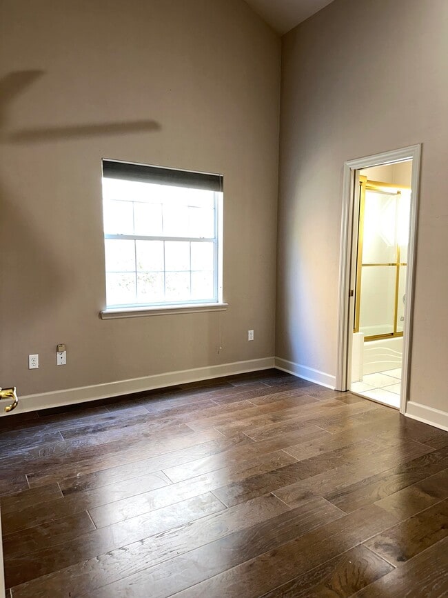 Building Photo - 10947 Palmetto Blvd