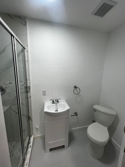 Building Photo - 2116 Zoe Ave