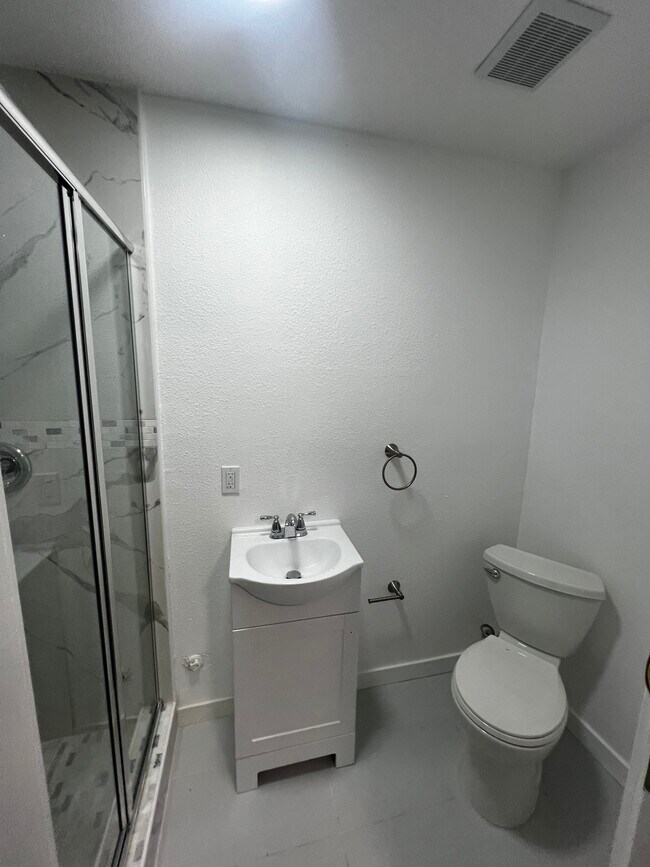 Building Photo - 2116 Zoe Ave