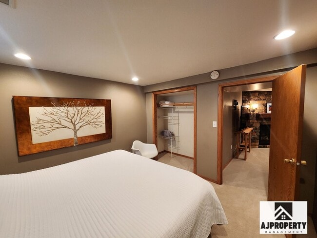 Building Photo - Charming 3/2 near McKennan Park