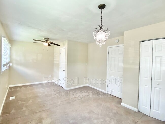 Building Photo - 37 Pennwood Dr