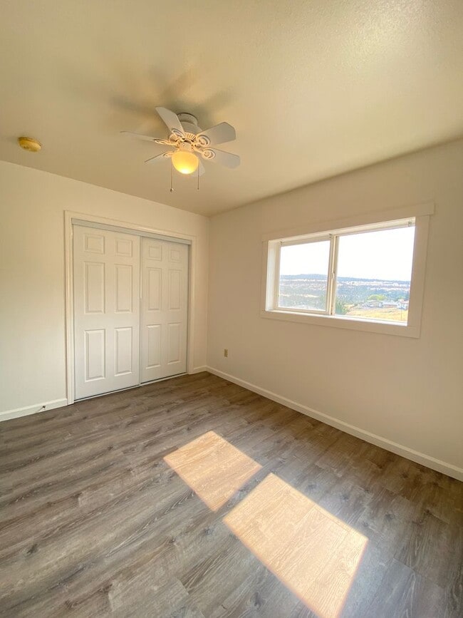 Building Photo - Spacious Well Maintained 3 Bedroom - 1 Bat...