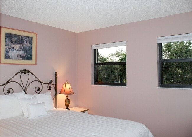 Building Photo - 3939 Ocean Dr
