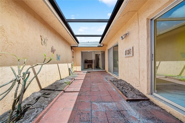 Building Photo - 5428 Larchmont Ct