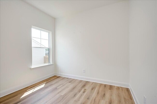 Building Photo - 814 Sweet Grass Cir