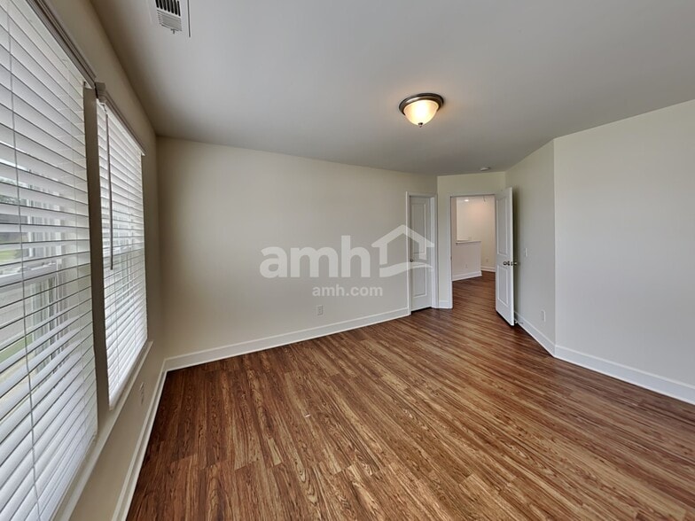 Building Photo - 5063 Trailwater Dr