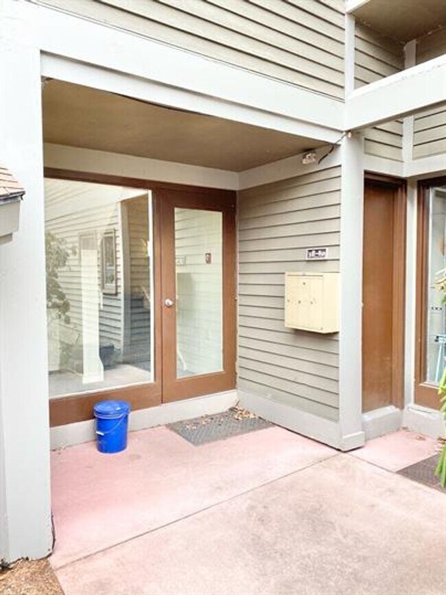 Building Photo - 2 Bedroom Condo South End of Burlington