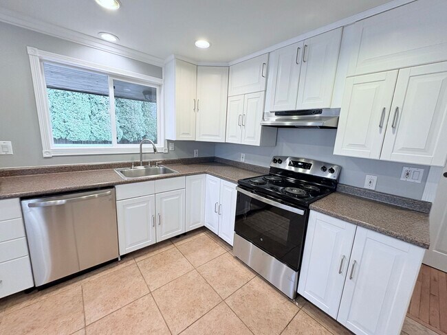 Building Photo - Charming 5-Bedroom Home in Prime Ballard Location!