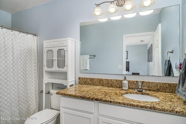 Building Photo - End Unit in Lake Washington Townhomes!!