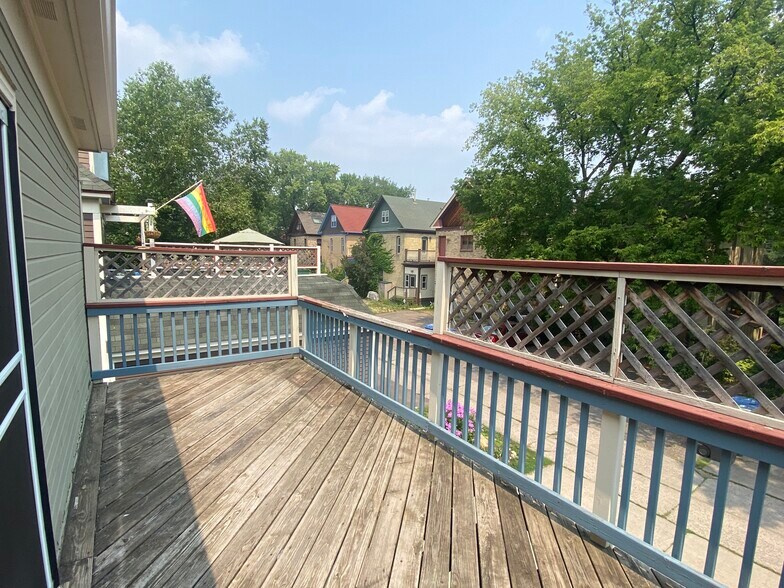 Private deck - 2313 22nd Ave S