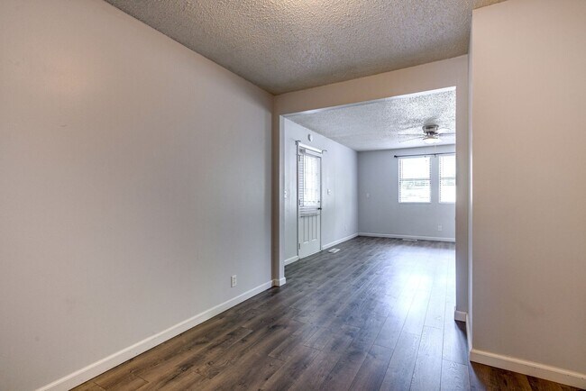 Building Photo - Newly Updated Home Just Minutes From Downt...