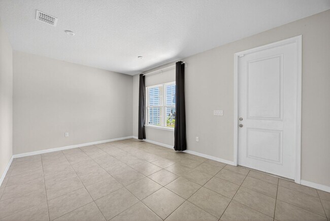 Building Photo - Panther Creek Family Home