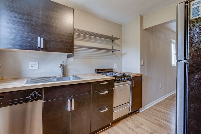 Building Photo - 1022 E Warrington Ave