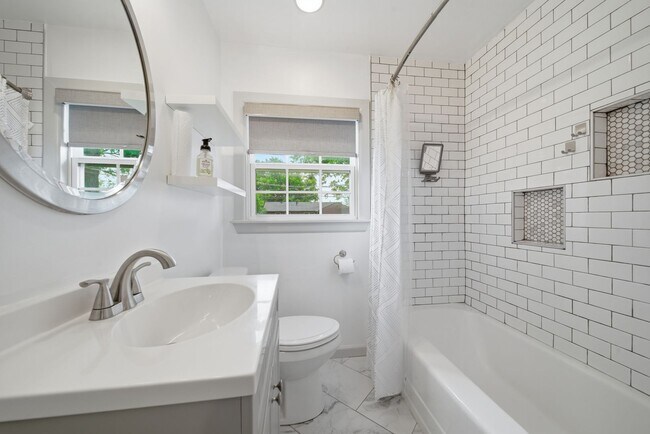 Building Photo - Updated 3 Bed, 1 Bath Home for Lease in Prime Midtown Location!