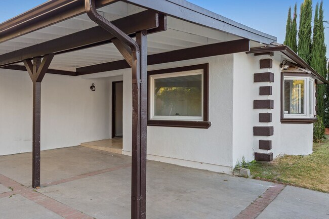 Building Photo - Gorgeous 4-Bedroom Pool Home South of the ...
