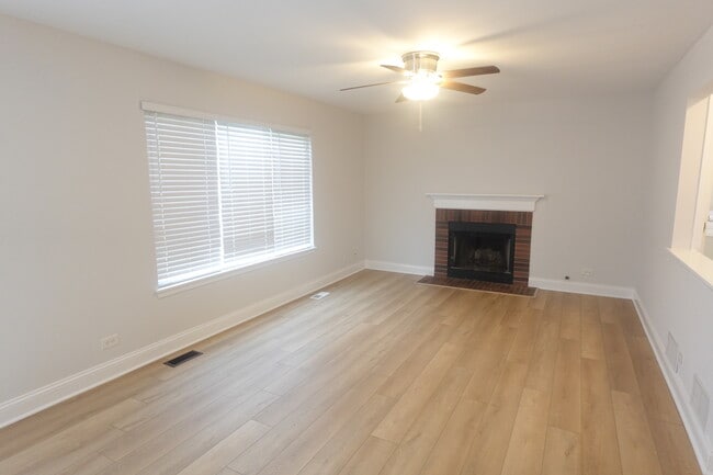 Building Photo - 337 S Arrowhead Ct