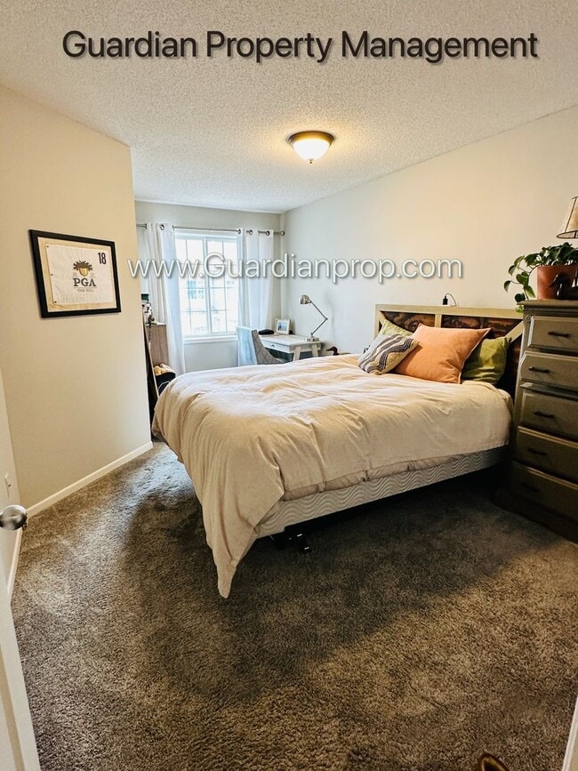 Building Photo - Minnetonka Town Home, Balcony, Washer/Dryer, Dishwasher, Available June