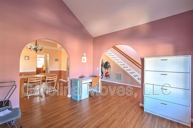 Building Photo - 512 S Orchard Farms Ave