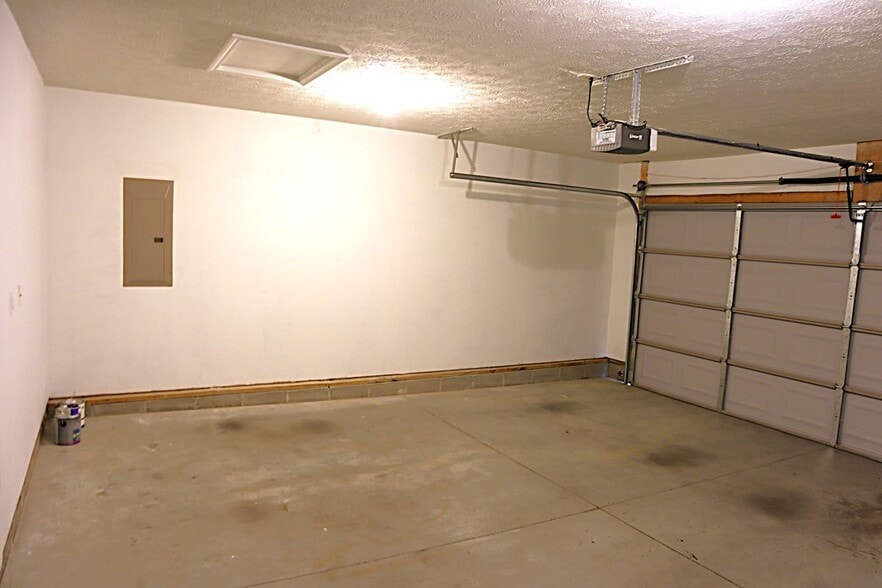 Building Photo - 3900 Bronson Ln