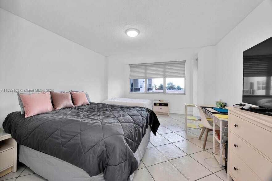 Primary Photo - 6039 Collins Ave