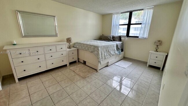 Building Photo - 1623 Collins Ave