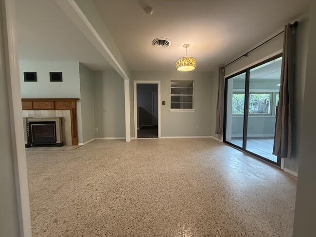 Building Photo - 2803 Smilax Ave