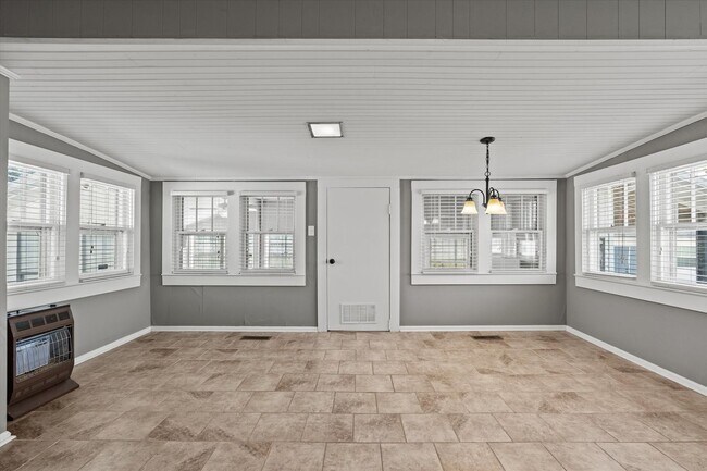 Building Photo - Charming Farmhouse on the West Side of Ath...