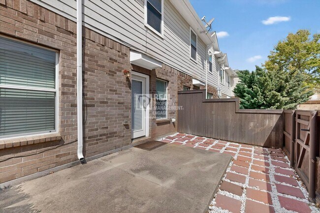 Building Photo - Modern Plano Townhome in Frisco ISD Available for Rent