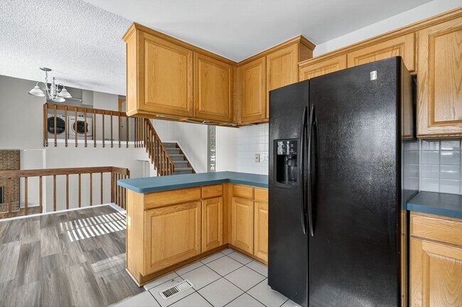 Building Photo - For Rent: Charming 4-Bedroom Tri-Level in ...