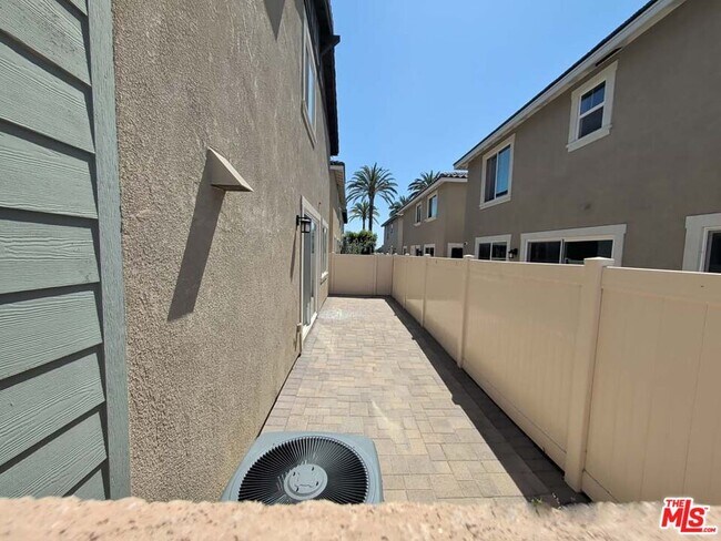 Building Photo - 295 Fuerte Dr