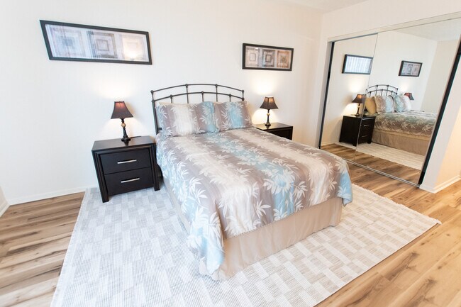 Building Photo - 1000 Cove Cay Dr