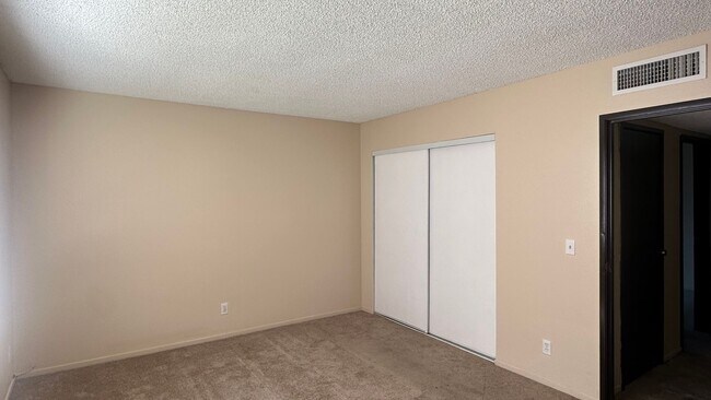 Building Photo - BEAUTIFUL 2 BEDS 1 1/2  BATHROOM APARTMENT