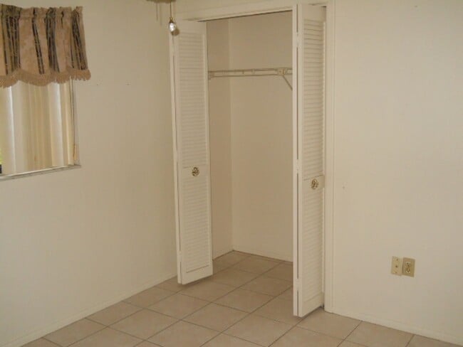 Building Photo - 6247 Spring Hill Dr